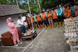 Pemkab Purwakarta Salurkan 400 Paket Beras Welas Asih untuk Petugas Kebersihan