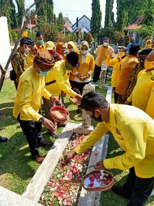 Golkar Purwakarta Ziarah ke Makam Pahlawan