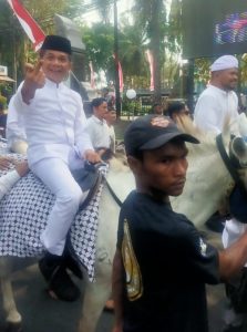 Dengan Mengendarai Kuda, Paslon Bupati dan Wakil Bupati Om Zein dan Bang Ijo Mendaftar Diri ke KPU Purwakarta