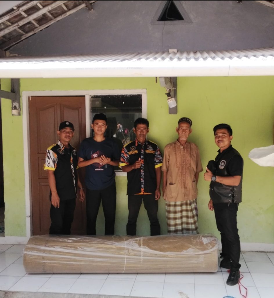 Beri Bantuan Karpet dan Material, GMBI KSM Jatiluhur Peduli Tempat ibadah Mushalla At-Tautiq