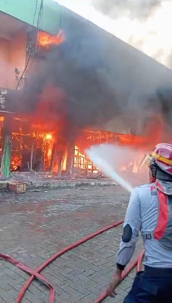 Selain Banjir, Si “Jago Merah” Ngamuk di Pasar Jumat